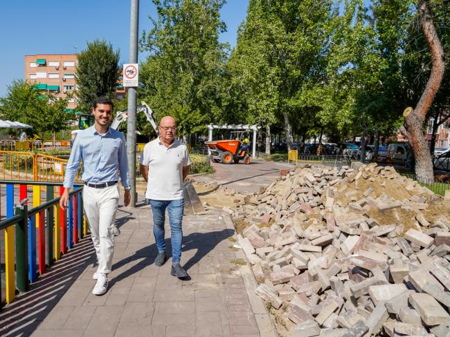 El alcalde, Alejandro Navarro, y el primer teniente de alcalde, Valeriano Díaz, en las obras en las zonas peatonales en el Paseo de la Chopera