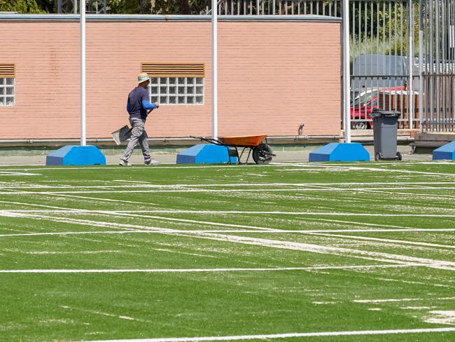 En total se están renovando 5.970 metros cuadrados de césped artificial de última generación, del tipo Combo Max, con licencia FIFA