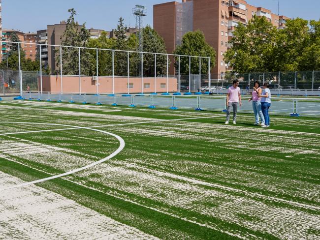 El alcalde de Torrejón de Ardoz, Alejandro Navarro Prieto, ha visitado, junto a la concejala de Turismo, Miriam Gutiérrez, los trabajos de remodelación de esta instalación deportiva, donde se está renovando el césped, deteriorado por el intenso uso