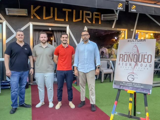 El alcalde, Alejandro Navarro Prieto, y el concejal de Urbanismo, Vivienda y Juventud, Víctor Miranda, acudieron al primer ronqueo del Corredor del Henares junto a los responsables de la vinoteca Gomar y el restaurante Kultura