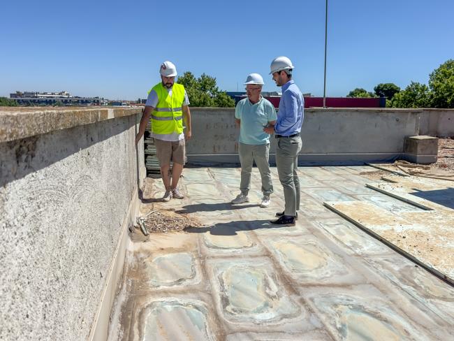El alcalde de Torrejón de Ardoz, Alejandro Navarro, y el primer teniente de alcalde, Valeriano Díaz, han visitado el colegio público Vicente Aleixandre donde se está trabajando en la reparación de la cubierta