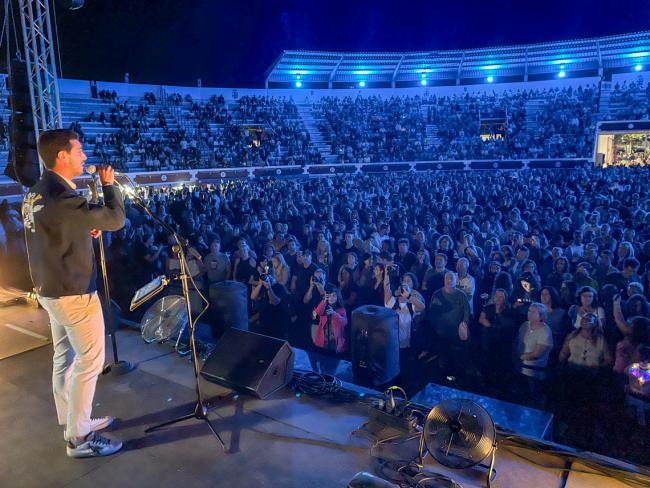 Festival Locos X los 80 - el alcalde, Alejandro Navarro Prieto, antes del concierto de Rafa Sánchez de La Unión