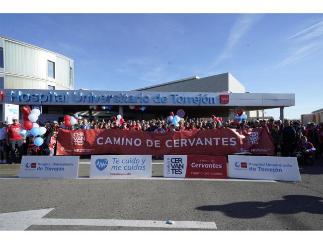 Cerca de 700 personas participaron en la primera etapa del nuevo Camino de Cervantes, a la que se sumó el alcalde, Alejandro Navarro