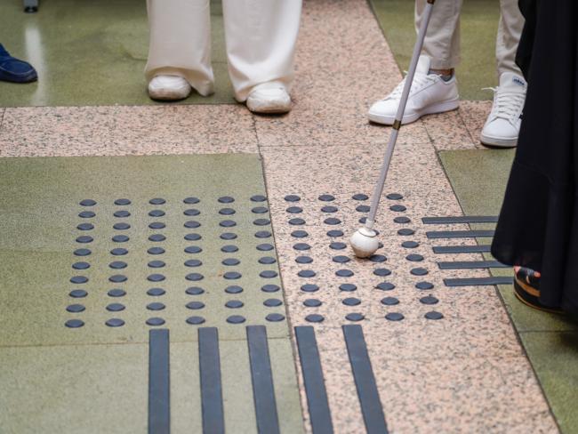 Señalización en línea braille en el Centro Municipal de Servicios Sociales