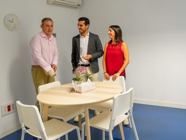 El alcalde de Torrejón de Ardoz, Alejandro Navarro, y el concejal de Bienestar, Educación e Inmigración, Rubén Martínez en una de las nuevas salas del Centro de Apoyo y Encuentro Familiar