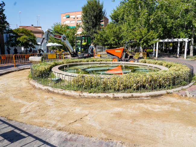 Se está remodelando la zona peatonal del Paseo de la Chopera