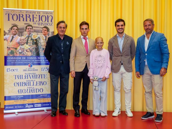 De izquierda a derecha, el periodista y presentador el evento, José Ribagorda; el diestro, Gonzalo Caballero; la pequeña María; el alcalde de Torrejón de Ardoz, Alejandro Navarro Prieto; y el empresario taurino, Rafael Ayuso