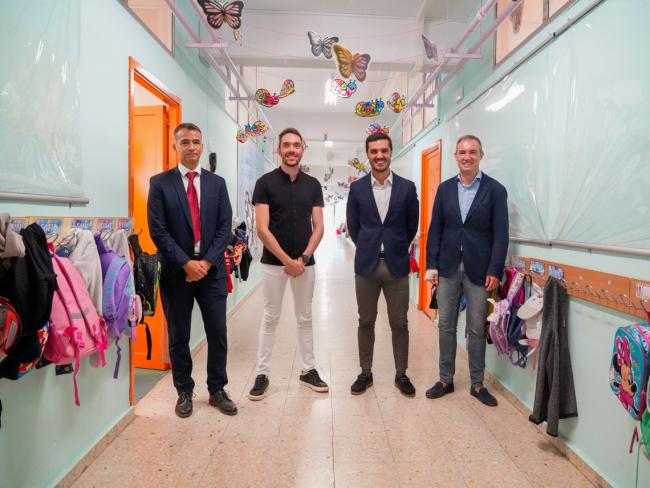 El alcalde, Alejandro Navarro Prieto, el director Territorial de Educación del Área Madrid Este, Marcos Rafael Moreno Sánchez, y el concejal de Bienestar, Educación e Inmigración, Rubén Martínez, han presentado el inicio del nuevo curso escolar en el Colegio Antonio Machado, junto al director de este centro, Eduardo Sánchez