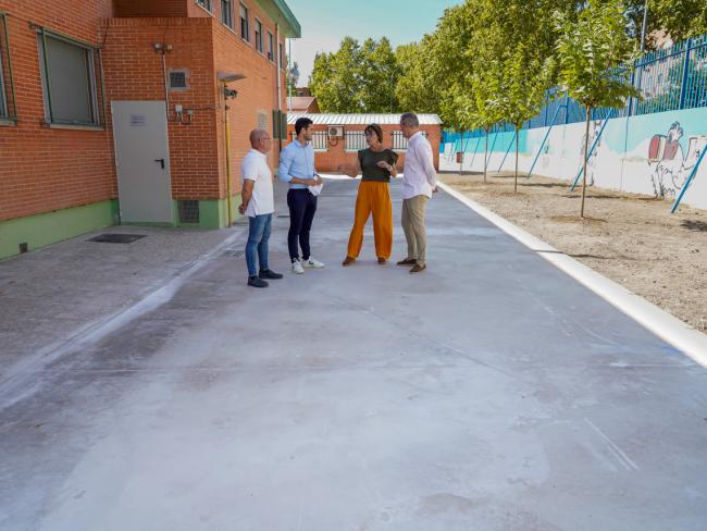 En el colegio público Joaquín Blume se han reparado las goteras en aulas de Primaria e Infantil, pavimentado la zona terriza en el patio y plantado nuevo arbolado en la zona trasera del edificio principal (en la imagen)
