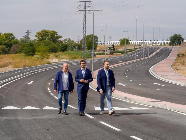 El alcalde de Torrejón de Ardoz, Alejandro Navarro, el edil de Obras, Limpieza Urbana, Administración y Contratación, Valeriano Díaz, y el concejal de Urbanismo, Vivienda y Juventud, Víctor Miranda inaugurando el nuevo tramo de esta importante vía de comunicación