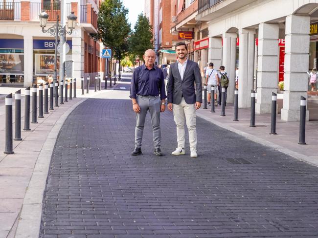 El alcalde, Alejandro Navarro, y el primer teniente de alcalde, Valeriano Díaz, supervisando la renovación del pavimento de la calle San Isidro