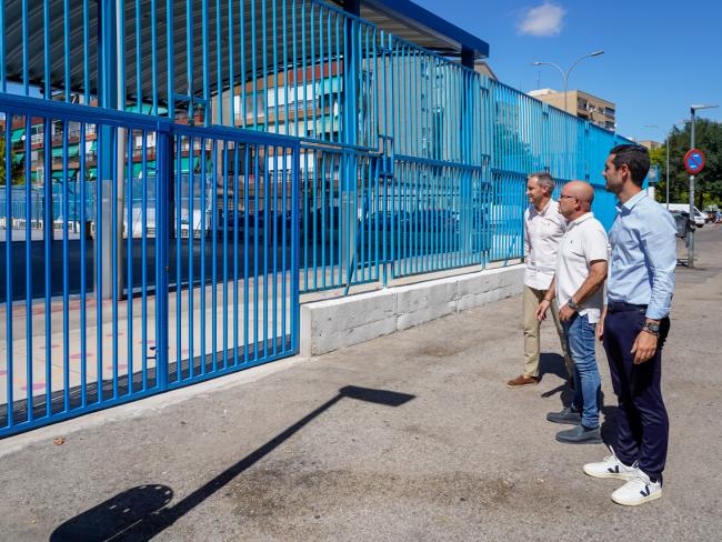 Imagen de la nueva puerta instalada en el colegio Severo Ochoa, acceso por la calle Copenhague, en donde se ha creado un entorno seguro para los escolares y sus padres al que no pueden acceder vehículos gracias a la instalación de varios bolardos