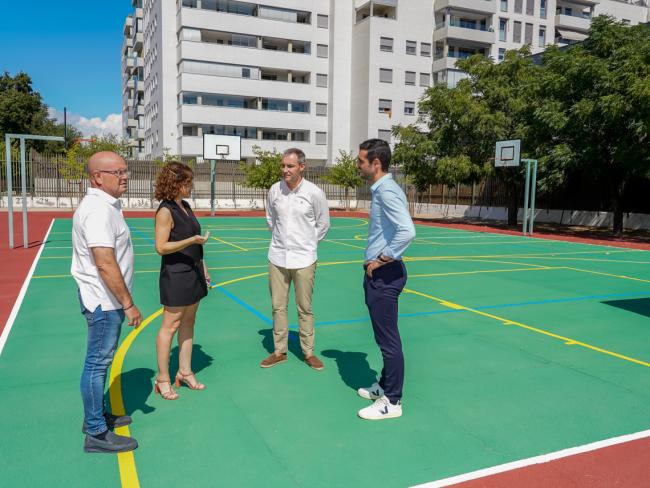 El alcalde, Alejandro Navarro, el concejal de Obras, Limpieza Urbana y Contratación, Valeriano Díaz, y el edil de Bienestar, Educación e Inmigración, Rubén Martínez, con la directora del colegio Vicente Aleixandre, Eva Sánchez. En este centro se han pintado las pistas deportivas, entre otras mejoras