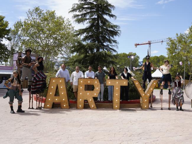 Momento de la inauguración del evento con la presencia del alcalde, Alejandro Navarro Prieto, de la concejala de Festejos e Igualdad, María Eugenia Gil, de la concejala de Turismo, Miriam Gutiérrez, los promotores de ARTY!, y componentes de una de las performance