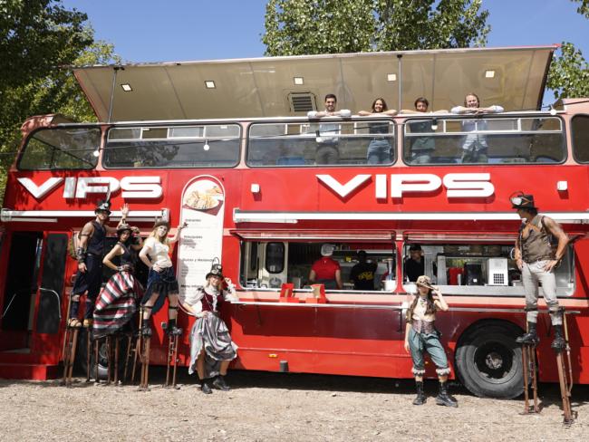El alcalde, Alejandro Navarro Prieto, la concejala de Festejos e Igualdad, María Eugenia Gil, la concejala de Turismo, Miriam Gutiérrez, y los organizadores de la iniciativa en uno de los foodtrucks