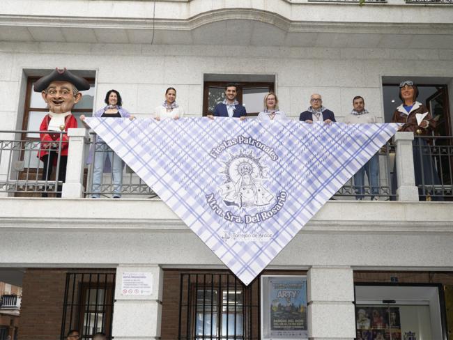 El alcalde, Alejandro Navarro, la presidenta de la Hermandad de la Virgen del Rosario, Cristina Vidales, la concejala de Igualdad y Festejos, María Eugenia Gil, la concejala de Turismo, Miriam Gutiérrez, José Luis Muñoz, vicepresidente de la Hermandad de la Virgen del Rosario, y José Ángel Zuazua Rubio, representante de la directiva de la Comparsa de Gigantes y Cabezudos de Torrejón de Ardoz durante la presentación del gran programa de actividades