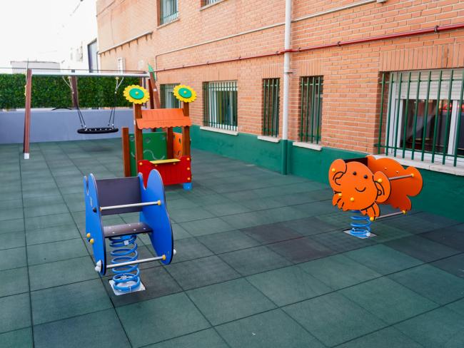reforma integral del patio de juegos del centro de Educación Especial “Virgen de Loreto” de ASTOR 