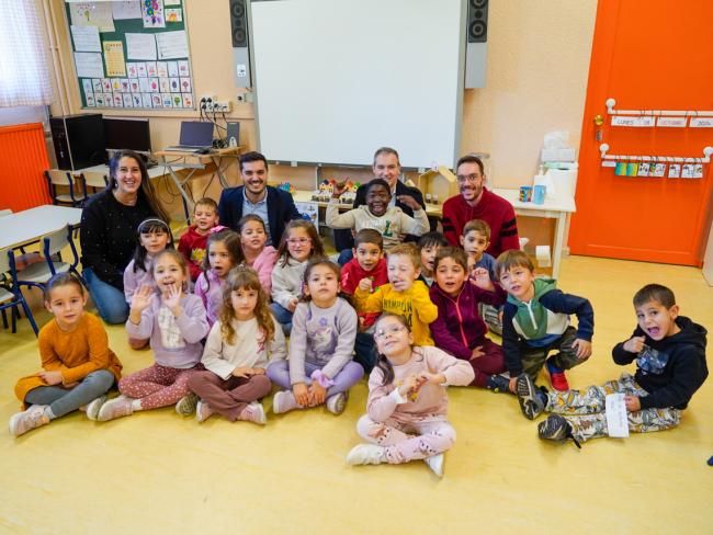 El alcalde, Alejandro Navarro, visita a los niños de 5 años del colegio Antonio Machado que trabajan en un proyecto sobre la ciudad y responde a todas sus divertidas preguntas