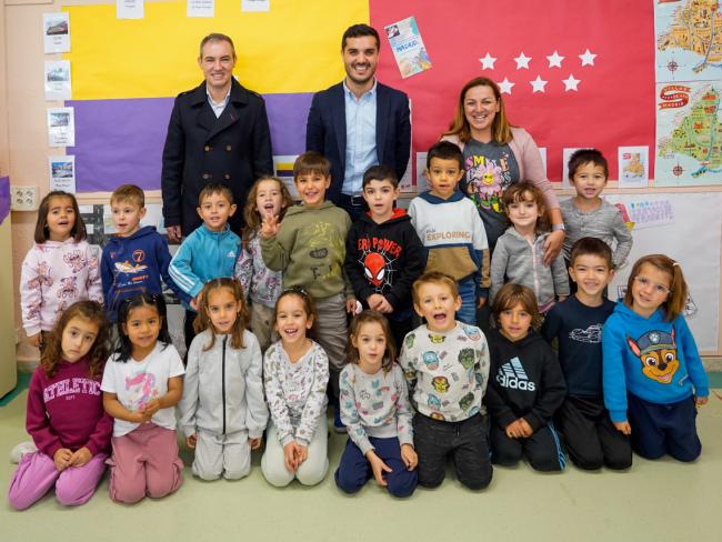 El alcalde, Alejandro Navarro, visita a los niños de 5 años del colegio Antonio Machado que trabajan en un proyecto sobre la ciudad y responde a todas sus divertidas preguntas