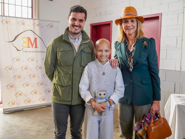 El alcalde, Alejandro Navarro, la infanta Elena de Borbón y la pequeña María en la Plaza de Toros de Torrejón de Ardoz