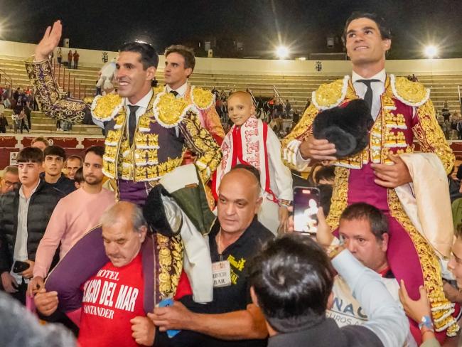 En la corrida torearon los diestros Alejandro Talavante, el torrejonero Gonzalo Caballero y Pablo Aguado que salieron por la Puerta Grande