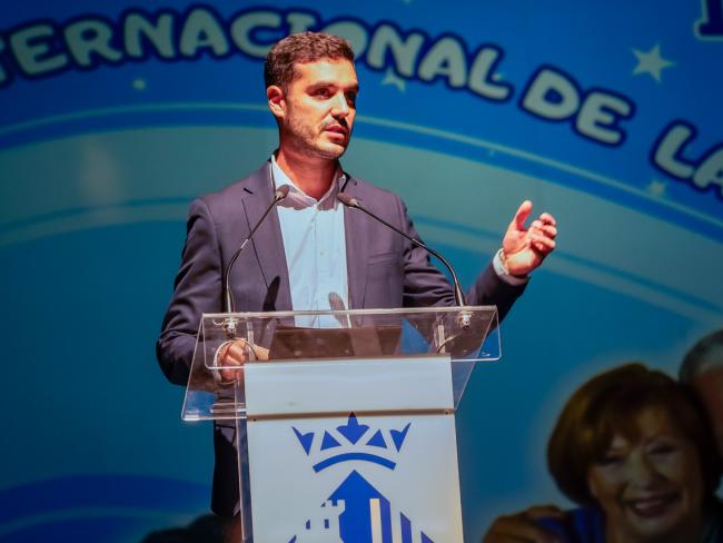 El alcalde, Alejandro Navarro, dirigiendo unas palabras en la celebración del Día Internacional de las Personas Mayores