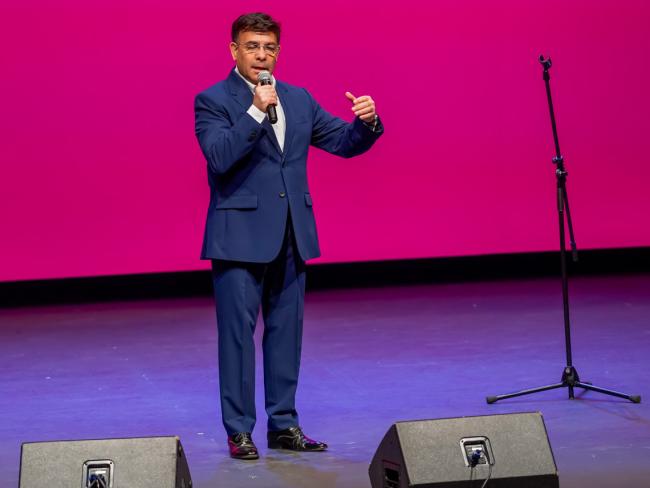 El tributo a Manolo Escobar con el cantante, Luis Escudero