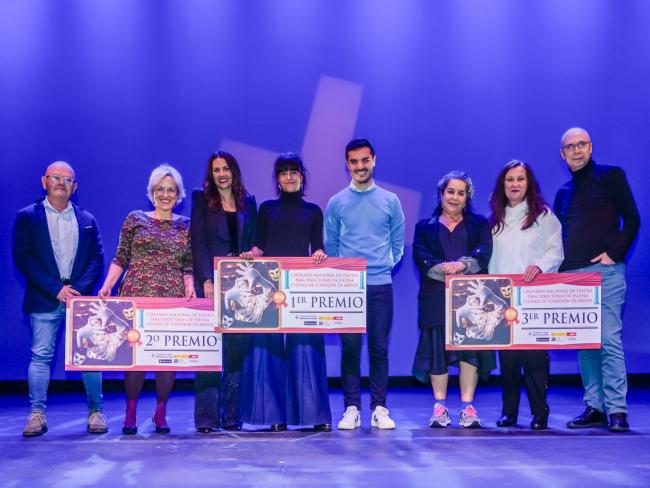 El alcalde, Alejandro Navarro Prieto, el primer teniente alcalde, Valeriano Díaz, y la concejala de Igualdad y Festejos, María Eugenia Gi, con las directoras ganadoras del certamen