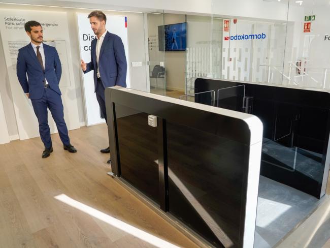 El alcalde, Alejandro Navarro Prieto, conociendo las puertas de primera mano
