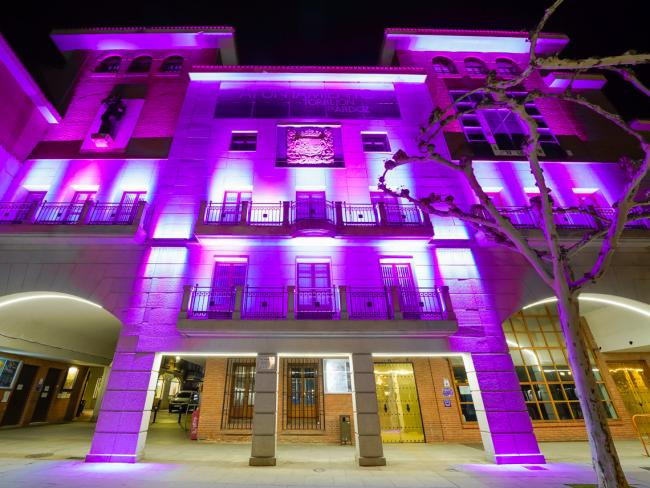 La fachada del Ayuntamiento iluminada de rosa como muestra de apoyo a la Asociación Española Contra el Cáncer