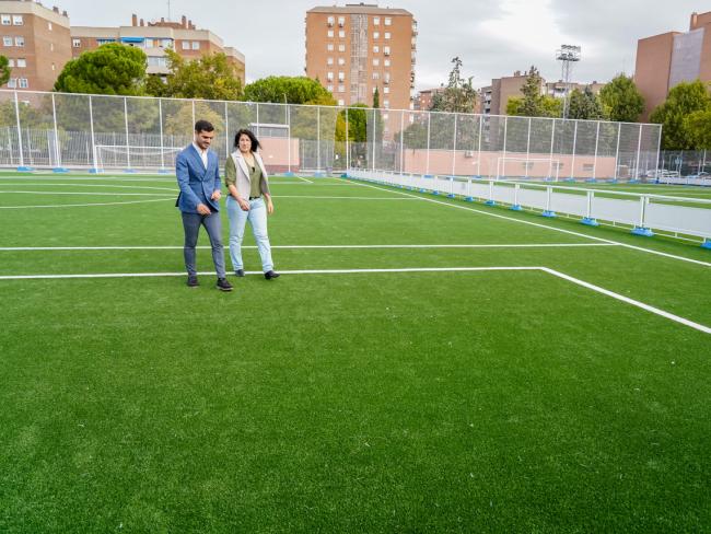 El alcalde, Alejandro Navarro Prieto, y la concejala de Turismo, Miriam Gutiérrez, en los dos campos de fútbol 7 de la calle Florencia se juegan los partidos de las ligas locales de benjamines y prebenjamines