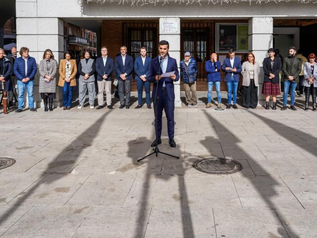 TORREJÓN DE ARDOZ GUARDA UN MINUTO DE SILENCIO POR LAS VÍCTIMAS DE LA DANA