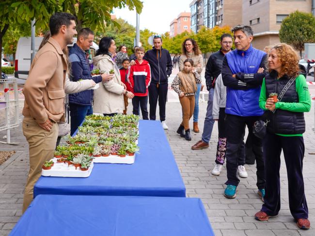 A los participantes en la plantación se les obsequió con una pequeña planta de recuerdo