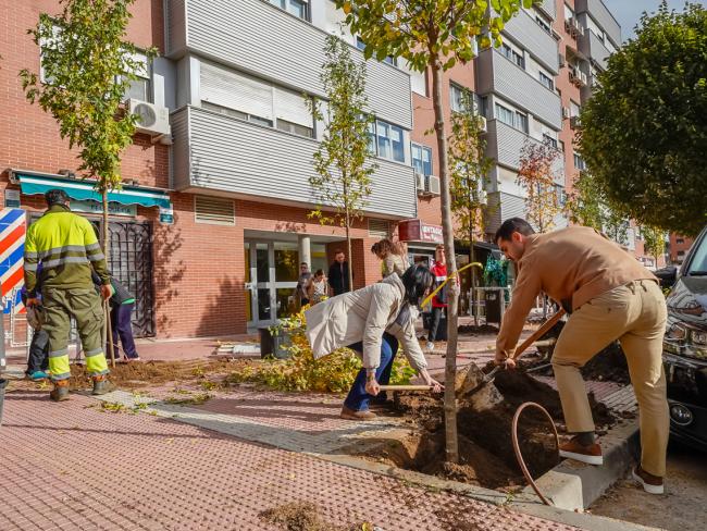 El alcalde y la concejala colaborando en la plantación