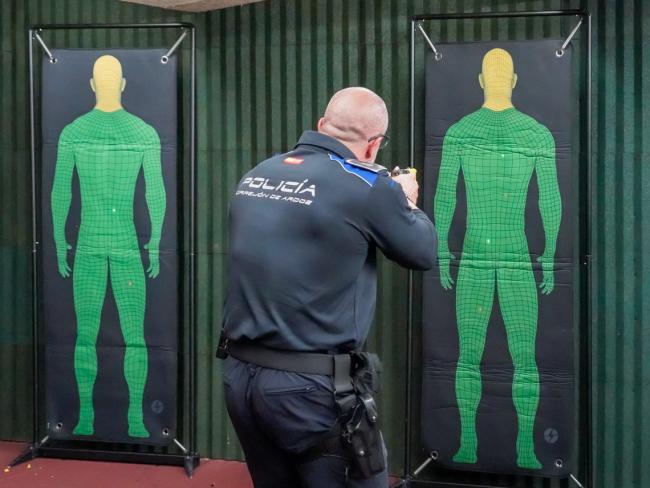 El Centro de Seguridad de la Policía Local de Torrejón de Ardoz acoge un curso para la formación de policías como instructores de pistolas eléctricas tipo TASER 7
