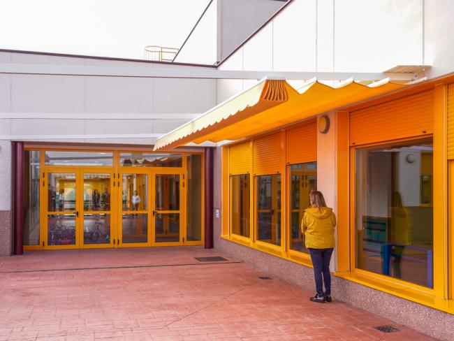 El Ayuntamiento de Torrejón de Ardoz instala una pérgola con toldo en el Colegio público de Educación Especial Iker Casillas que permita regular la temperatura de esta zona del centro educativo