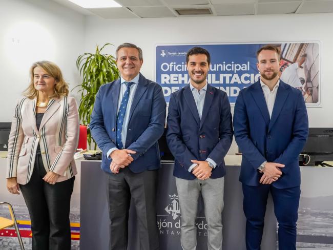 El alcalde, Alejandro Navarro, el consejero de Vivienda, Transportes e Infraestructuras de la Comunidad de Madrid, Jorge Rodrigo, el concejal de Urbanismo, Vivienda y Juventud, Víctor Miranda, y la directora general de Vivienda y Rehabilitación, María José PiccioMarchetti, en la Oficina Municipal Rehabilitación de Viviendas