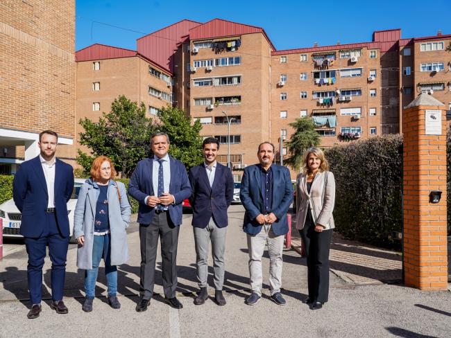 Torrepista es uno de los barrios que se beneficiará de estas ayudas. El alcalde y el consejero han estado acompañados de representantes vecinales de esta zona de Torrejón