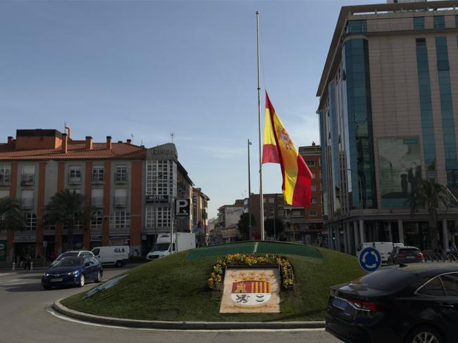 Bandera a media asta en la Plaza de España