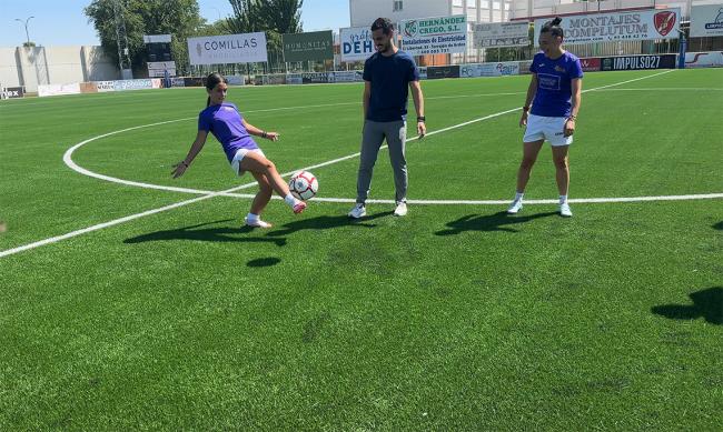 El alcalde con las jugadoras de Fútbolellas CFF