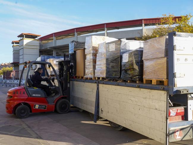 EL AYUNTAMIENTO DE TORREJÓN DE ARDOZ ENVÍA A VALENCIA 2 NUEVOS TRAILERS CON MATERIAL DE AYUDA DONADO POR VECINOS Y ENTIDADES DE LA CIUDAD, ADEMÁS DE UN CAMIÓN VOLQUETE CON GRÚA-PULPO PARA RETIRAR DE LA VÍA PÚBLICA ENSERES