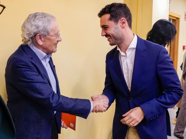Alejandro Navarro saludando a Fernando Ónega