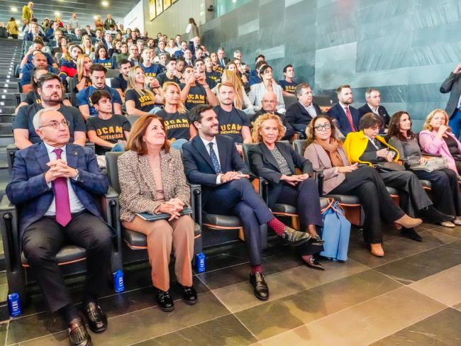 El alcalde, Alejandro Navarro Prieto, el presidente del COE, Alejandro Blanco, y la presidenta de la UCAM, María Dolores García Mascarell, durante el acto