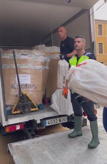 EL AYUNTAMIENTO DE TORREJÓN DE ARDOZ ENVÍA A VALENCIA 4.100 PALAS Y OTRO MATERIAL, TRASLADADO POR UN EQUIPO DE TRABAJO ENCABEZADO POR EL ALCALDE, ALEJANDRO NAVARRO PRIETO, COMO APOYO A LOS AFECTADOS POR LA DANA 