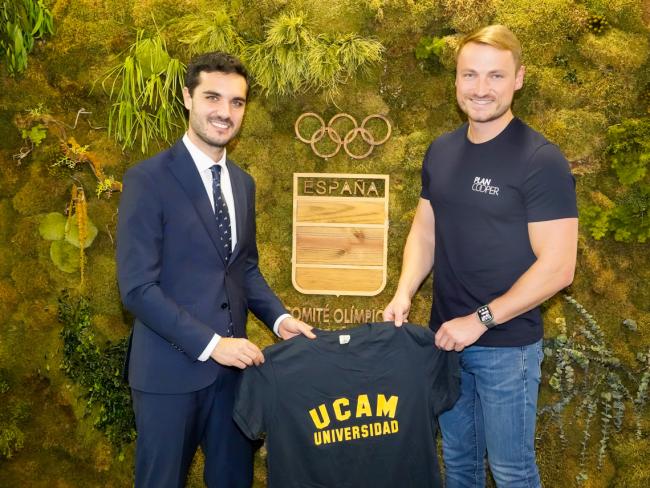 El alcalde de Torrejón con Marcus Cooper (triple medallista olímpico)