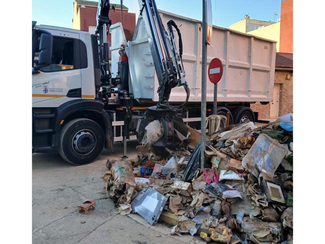 EL AYUNTAMIENTO DE TORREJÓN DE ARDOZ ENVÍA A VALENCIA 2 NUEVOS TRAILERS CON MATERIAL DE AYUDA DONADO POR VECINOS Y ENTIDADES DE LA CIUDAD, ADEMÁS DE UN CAMIÓN VOLQUETE CON GRÚA-PULPO PARA RETIRAR DE LA VÍA PÚBLICA ENSERES