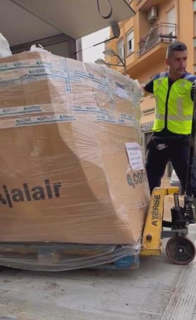 EL AYUNTAMIENTO DE TORREJÓN DE ARDOZ ENVÍA A VALENCIA 4.100 PALAS Y OTRO MATERIAL, TRASLADADO POR UN EQUIPO DE TRABAJO ENCABEZADO POR EL ALCALDE, ALEJANDRO NAVARRO PRIETO, COMO APOYO A LOS AFECTADOS POR LA DANA 