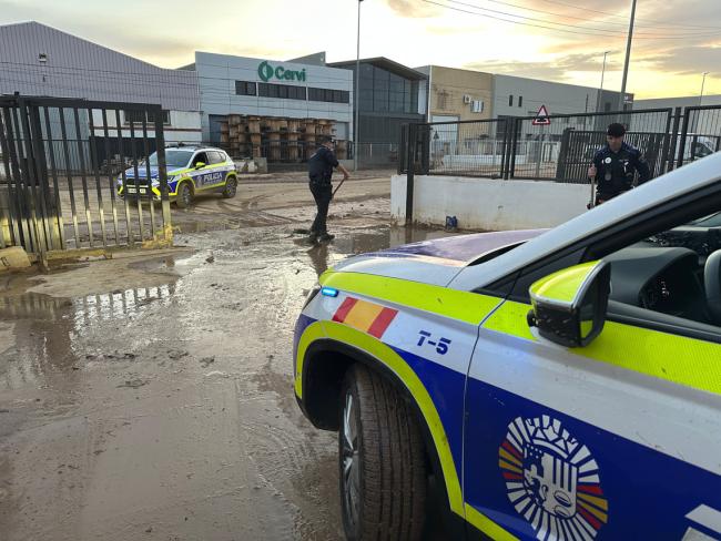 EL AYUNTAMIENTO DE TORREJÓN DE ARDOZ ENVÍA A VALENCIA DOS DISPOSITIVOS POLICIALES CON 22 AGENTES Y 11 VEHÍCULOS PARA AYUDAR A LOS AFECTADOS POR LA DANA