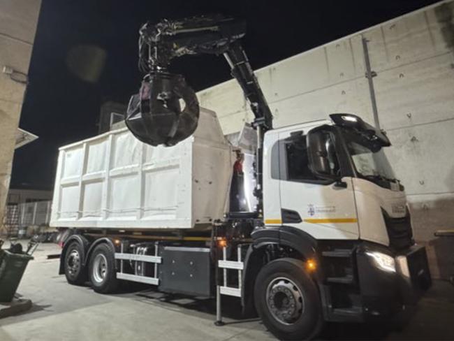 EL AYUNTAMIENTO DE TORREJÓN DE ARDOZ ENVÍA A VALENCIA 2 NUEVOS TRAILERS CON MATERIAL DE AYUDA DONADO POR VECINOS Y ENTIDADES DE LA CIUDAD, ADEMÁS DE UN CAMIÓN VOLQUETE CON GRÚA-PULPO PARA RETIRAR DE LA VÍA PÚBLICA ENSERES