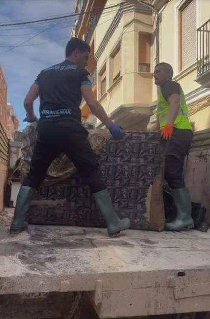 EL AYUNTAMIENTO DE TORREJÓN DE ARDOZ ENVÍA A VALENCIA 4.100 PALAS Y OTRO MATERIAL, TRASLADADO POR UN EQUIPO DE TRABAJO ENCABEZADO POR EL ALCALDE, ALEJANDRO NAVARRO PRIETO, COMO APOYO A LOS AFECTADOS POR LA DANA 
